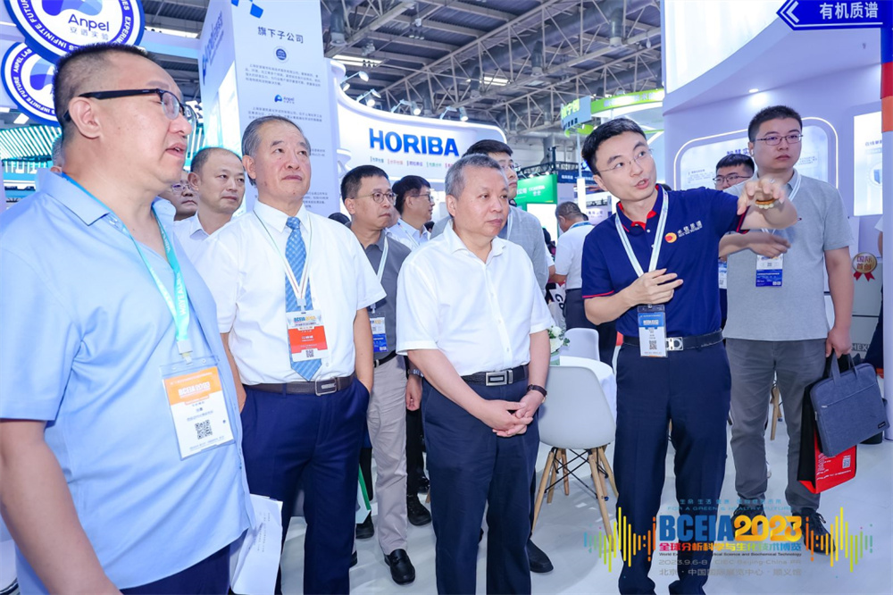 國家國防科技工業(yè)局局長張克儉蒞臨禾信儀器展臺參觀指導