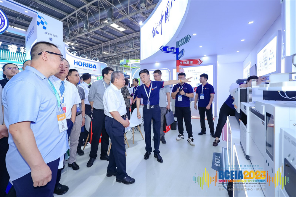 國家國防科技工業(yè)局局長張克儉蒞臨禾信儀器展臺參觀指導
